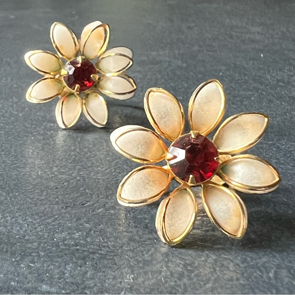 Bugbee & Niles Clip On Earrings Gold Cream Red Daisy Flower Floral Unpierced